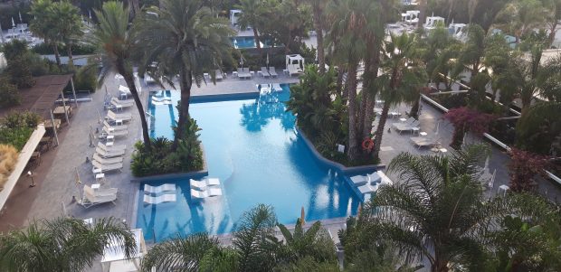 piscina-hotel-silhouette