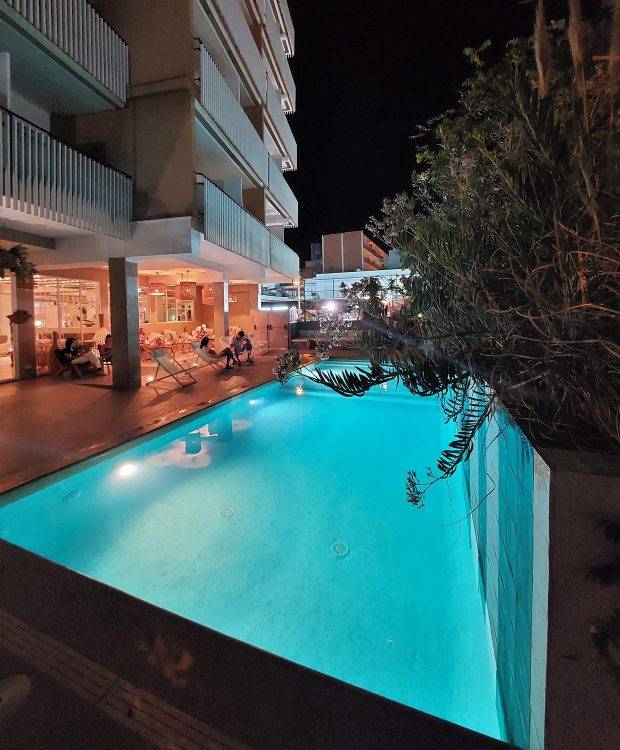 hotel-lloret-15th-piscina-de-noche