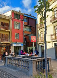 Entrada de metro falsa en la Plaza de los Turers de Banyoles, con la señal M roja característica del metro de Barcelona